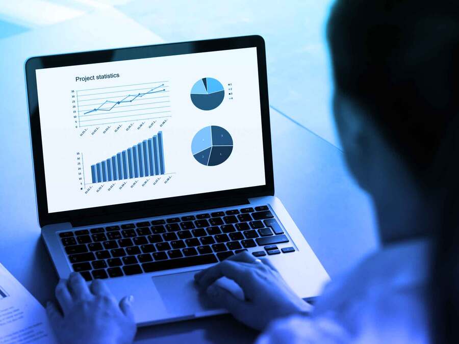 Laptop mit Diagrammen und Geschäftsdaten auf dem Bildschirm