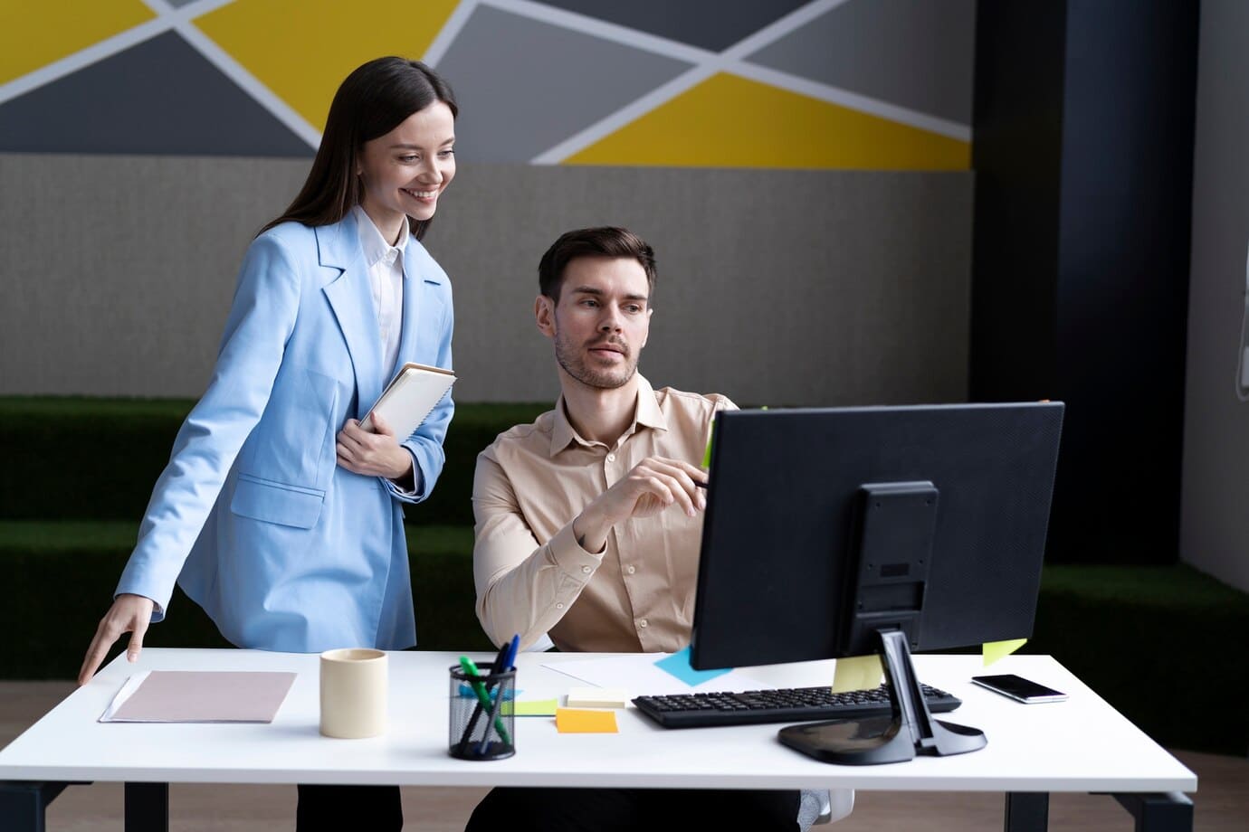 Mitarbeitende bei der Arbeit mit Office-Software