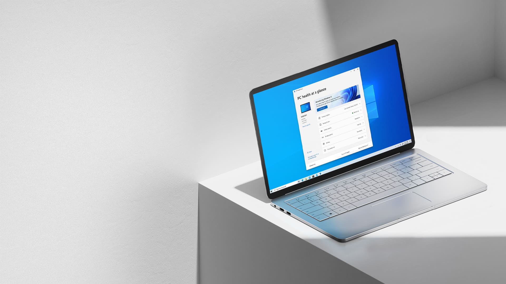 Laptop mit Windows 11 auf dem Bildschirm