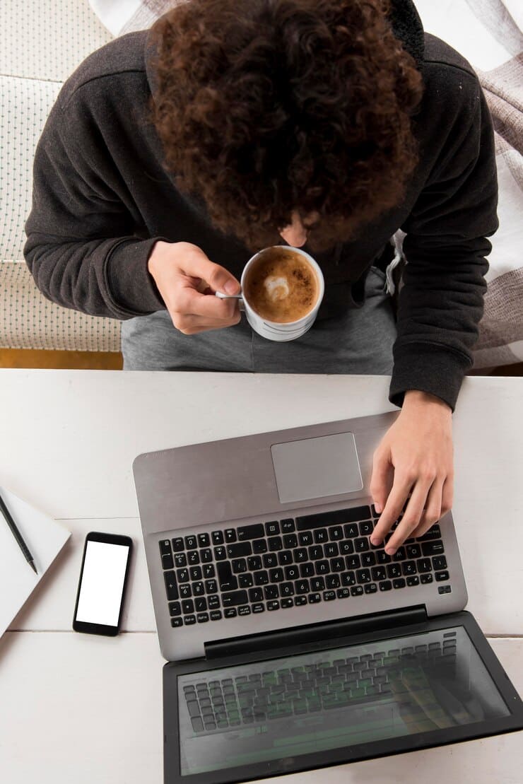 Person arbeitet konzentriert an einem Laptop